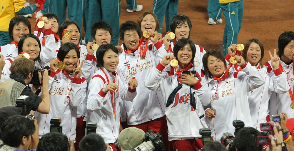 北京五輪で金メダルを獲得したソフトボール女子日本代表