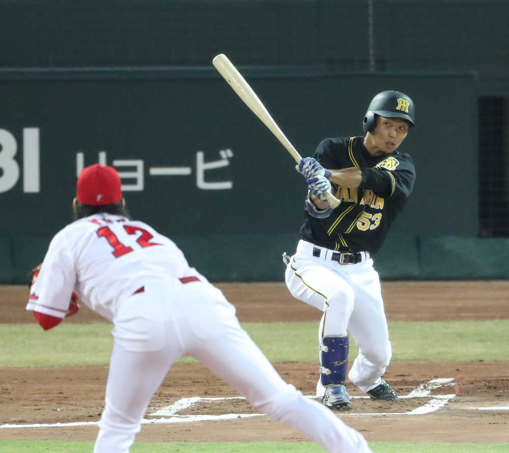 初回無死一塁、島田は右前にプロ初安打を放つ（投手・九里）　（撮影・奥　調）