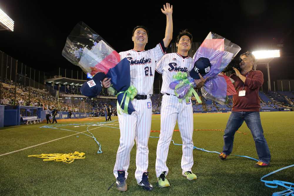 ＜ヤ・神＞今シーズンで引退の松岡（左）と山本が右翼席のファンにあいさつする（撮影・大塚　徹）