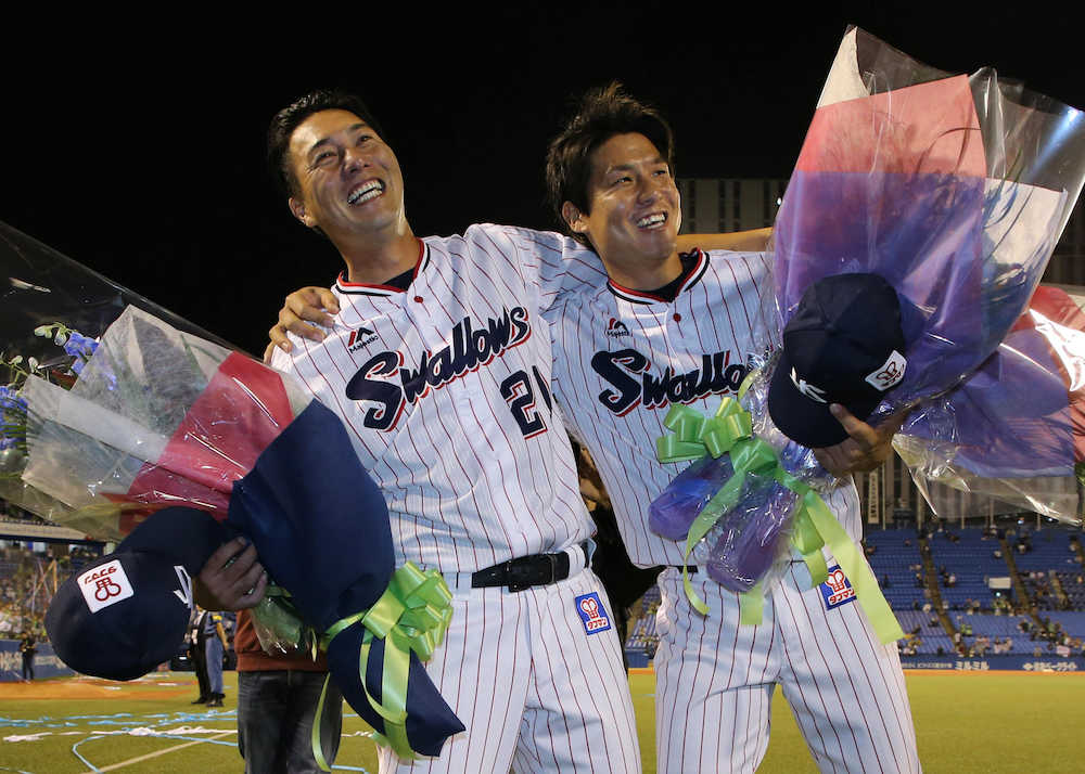 今シーズンで引退の松岡（左）と山本が肩を組んでスタンドのファンにあいさつする（撮影・大塚　徹）