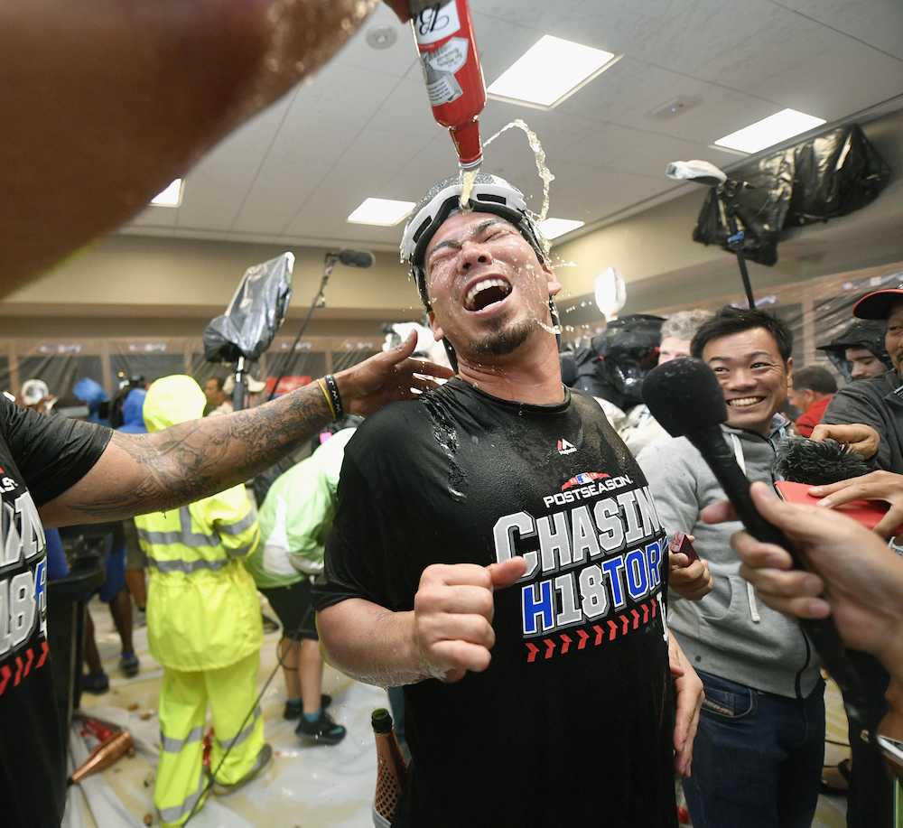 リーグ優勝決定シリーズ進出を決め、飲み物をかけられるドジャース・前田