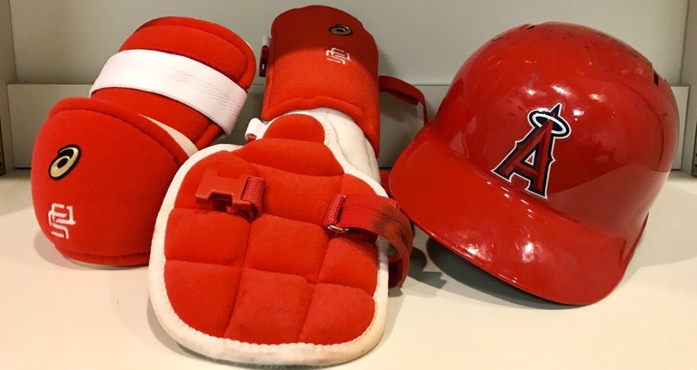 米国野球殿堂に寄贈された大谷のヘルメット、エルボーガード、レッグガード（米国野球殿堂博物館のジョン・シェステカフスキーのツイッターより）