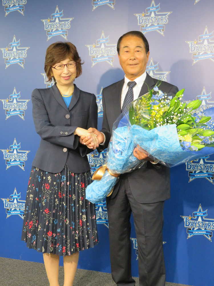 退任会見でＤｅＮＡの南場智子オーナー（左）から花束を受け取った高田繁ＧＭ