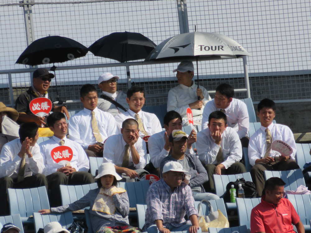 後輩の準決勝を観戦した大阪桐蔭の根尾ら３年生たち