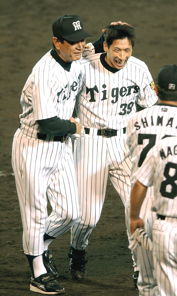 ２００３年６月１７日の横浜戦の９回無死満塁、走者一掃の逆転サヨナラ三塁打を放った矢野（右）は星野監督に笑顔で迎えられる