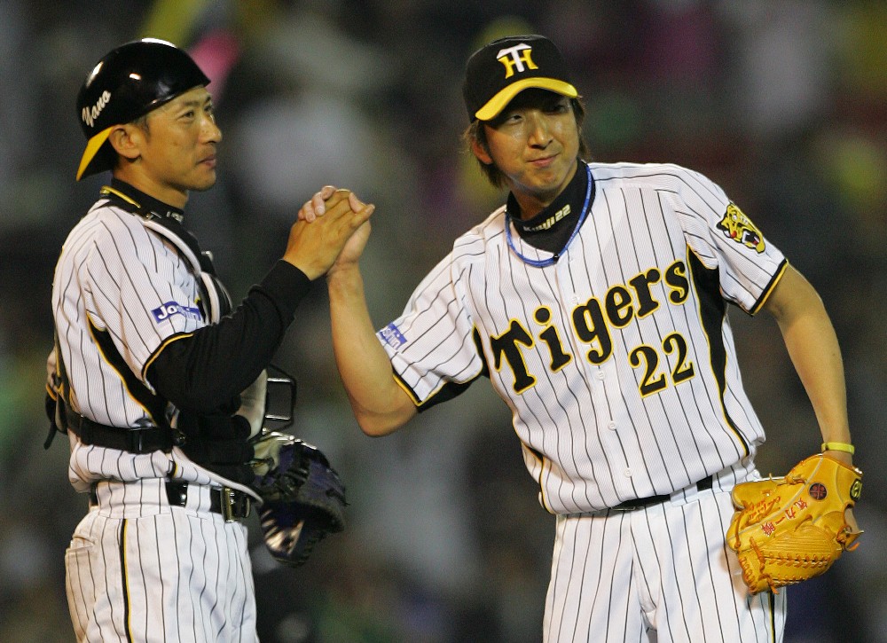 ０７年に抑えに転向し、捕手・矢野（左）とのバッテリーで勝利に貢献した藤川