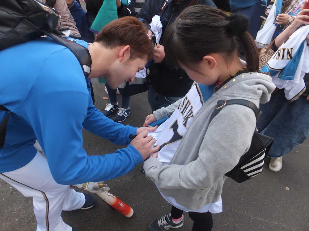 札幌市内の室内練習場での秋季練習後、集まったファンにサインする日本ハム・杉谷