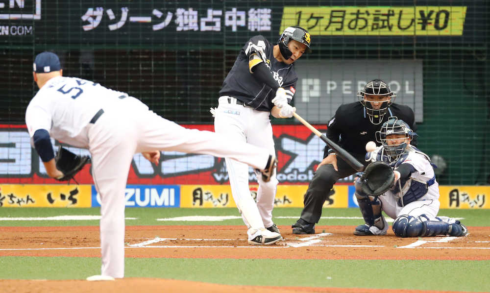 ＜西・ソ＞初回無死満塁、柳田は左中間に走者一掃の適時二塁打を放つ（撮影・三島　英忠）