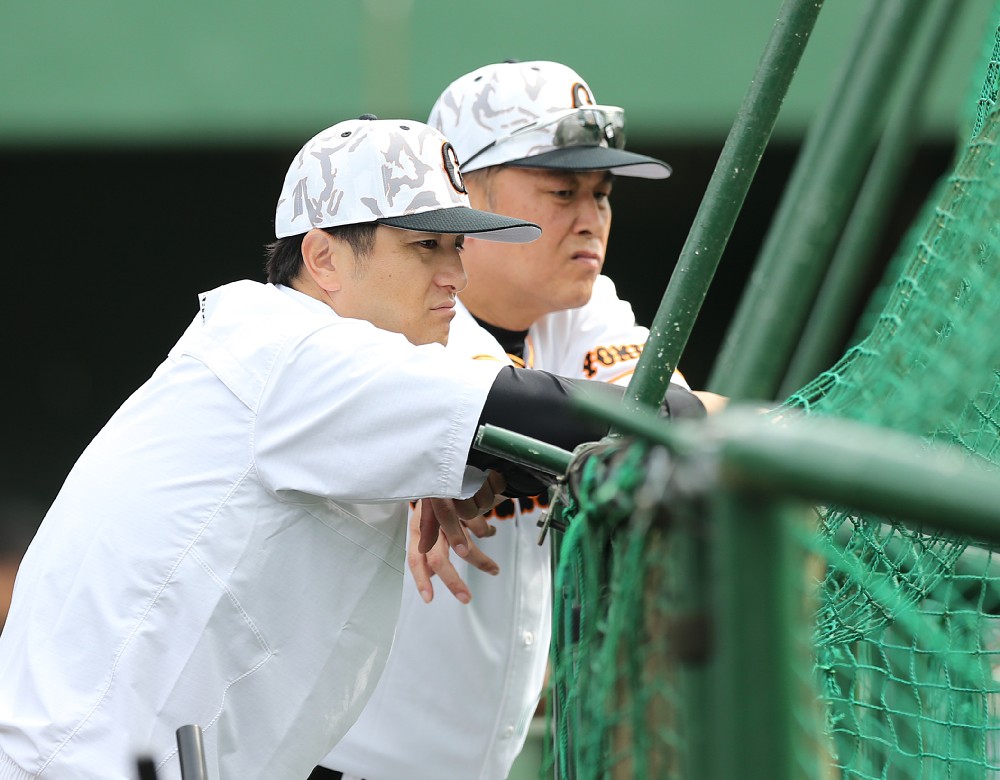巨人の高橋監督（左）と村田ヘッドコーチ