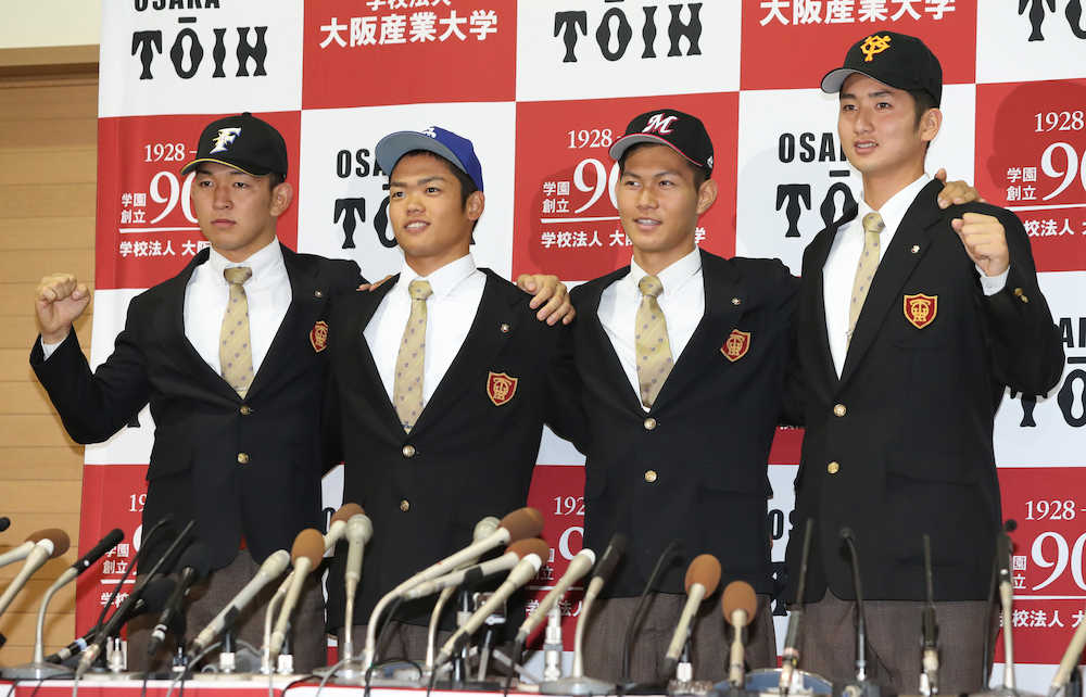 ４人が指名を受け、肩を組んで撮影に応じる大阪桐蔭の（左から）柿木、根尾、藤原、横川（撮影・北條　貴史）