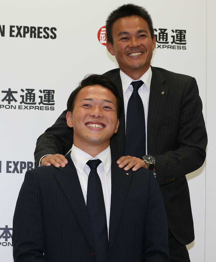 日本ハムから３位指名された日本通運の生田目（左）は武田久投手兼コーチから祝福される（撮影・高橋　雄二）