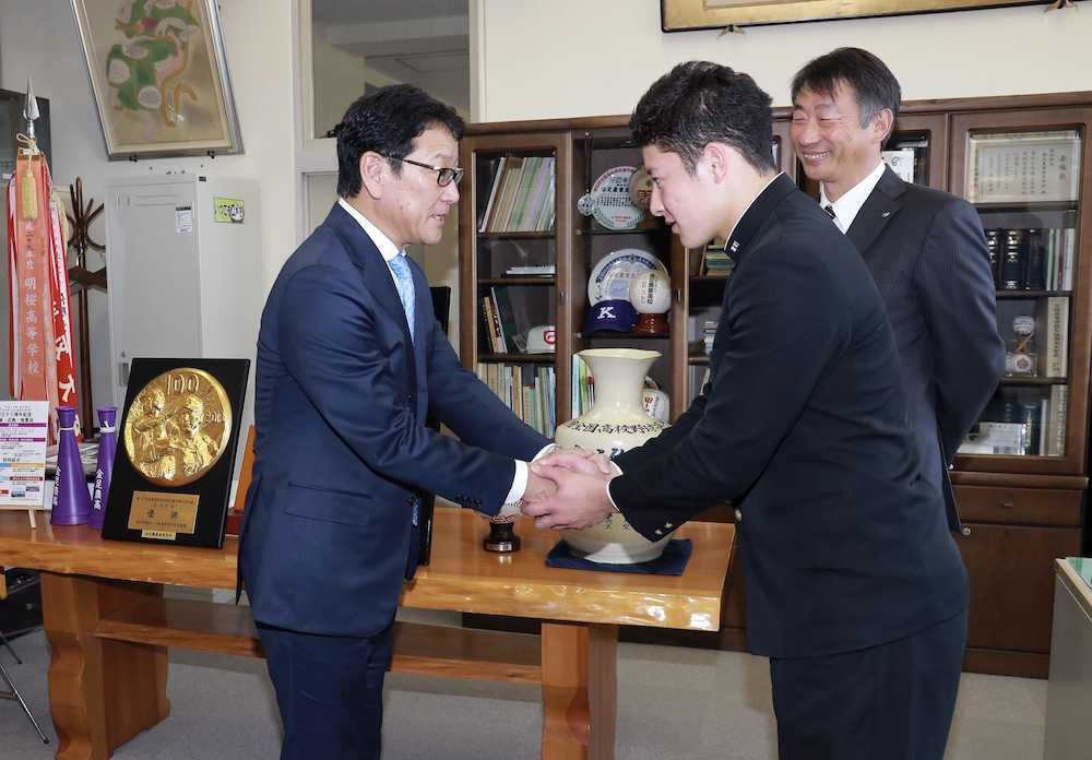 ドラフト１位指名のあいさつに訪れた日本ハム・栗山監督（左）と握手する金足農高の吉田輝星投手