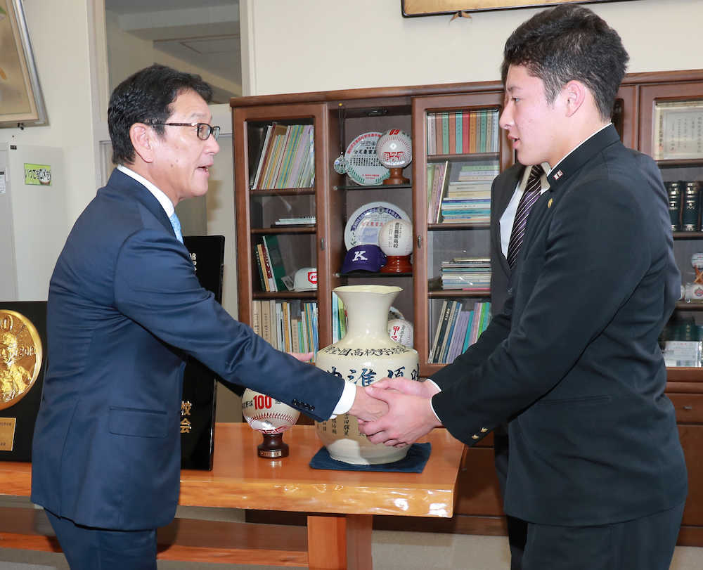 指名あいさつで訪れた日本ハム・栗山監督（左）と握手する吉田輝星（現場代表撮影）