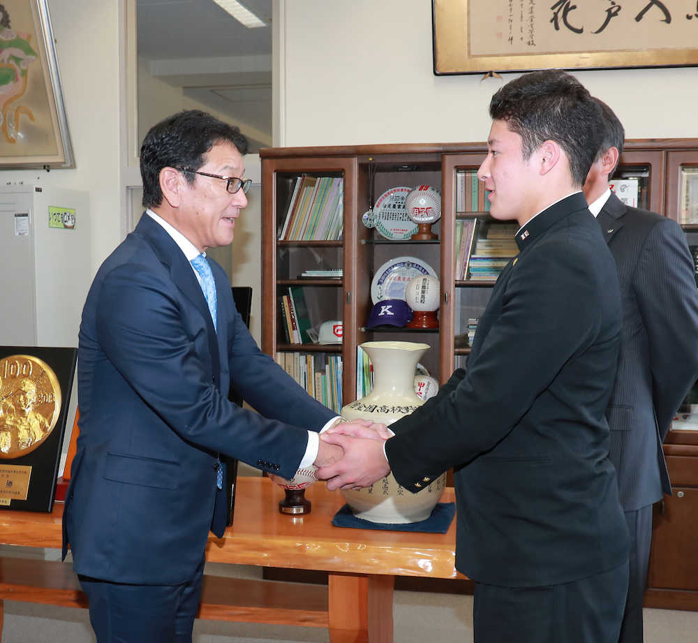 指名のあいさつに訪れた日本ハム・栗山監督（左）と握手する吉田　　　　　　　　　　　　　　　　　　　　　　　　　　　　　　　　　　　　　　　　　　　　　　　　　　　　　　　　　　　　　　　　　　　　　　　　　　　　　　　　　　　　　　　　　　　　　　　　　　　　　　