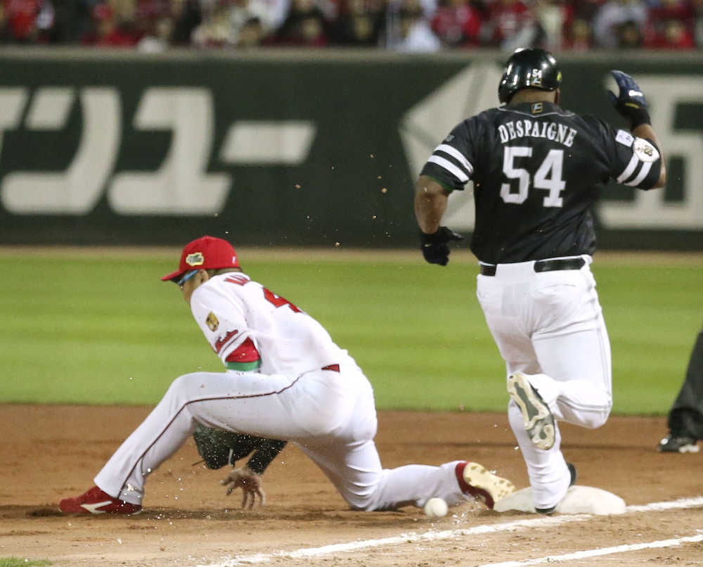 ５回ソフトバンク２死二、三塁、代打デスパイネ（５４）の二塁内野安打で、広島の一塁手松山が送球をそらし同点となる