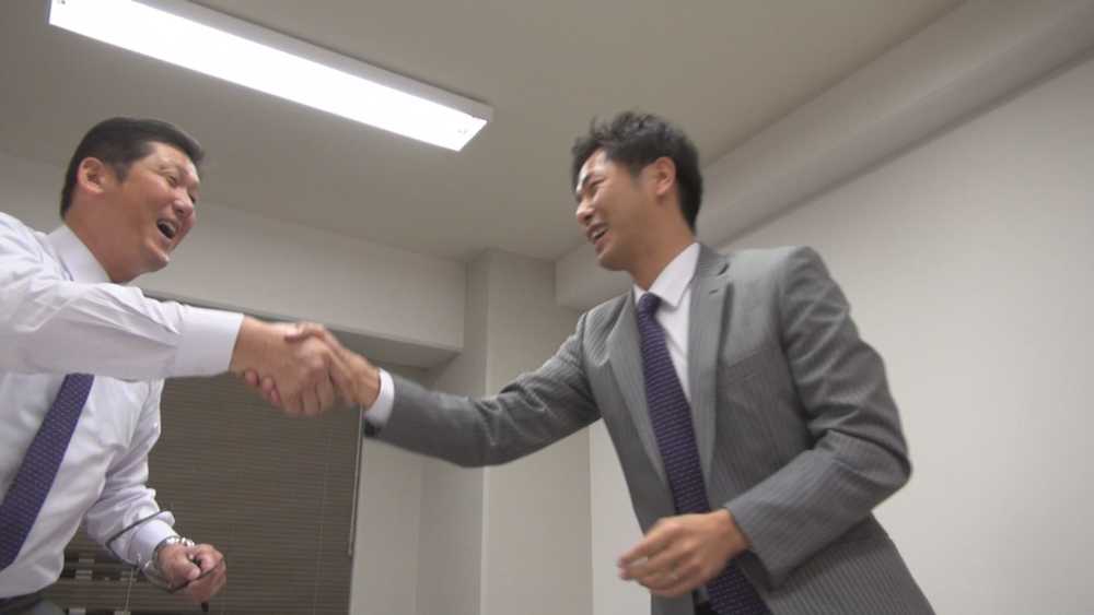 大阪桐蔭・藤原の抽選が当たり、山下徳人編成調査担当（左）と握手する下敷領スカウト