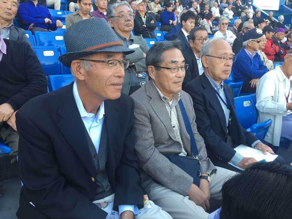 神宮で観戦する４６年前の慶大３連覇メンバー。左からエース萩野友康さん、薙野正明さん、高木文典さん