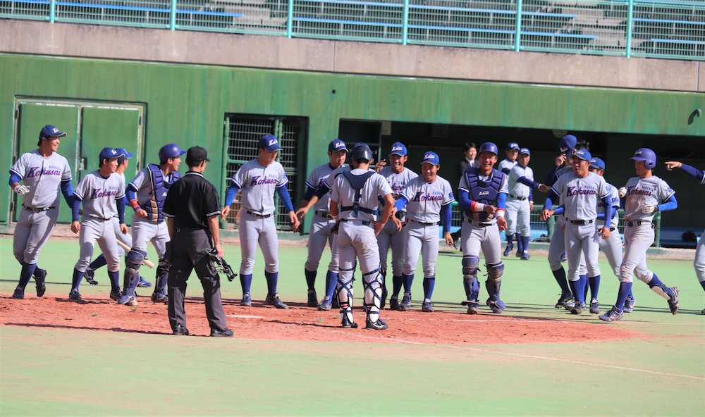 サヨナラ本塁打を放った平野（右端）を出迎える関西国際大の選手たち（３０日、南港中央野球場）