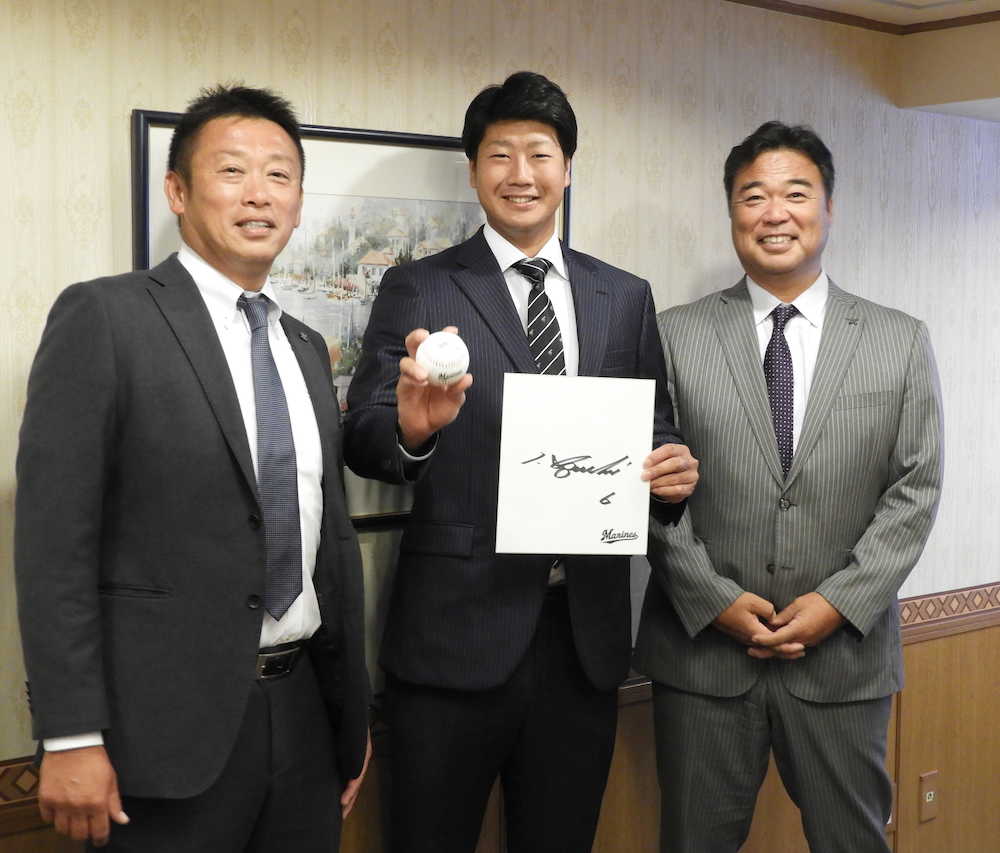 　大阪市内のホテルで指名あいさつを受けたロッテのドラフト７位・松田（中央）。左は榎スカウト、右は永野チーフスカウト