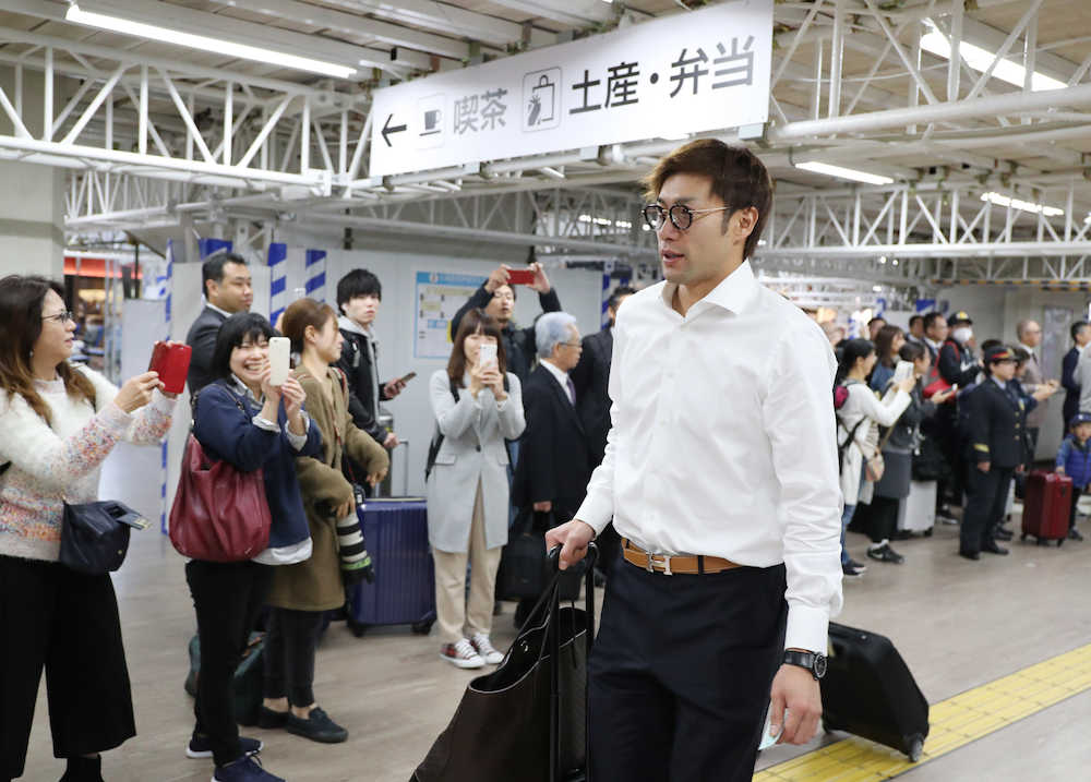 大勢のファンが待ち構えるなか広島駅に到着した柳田（撮影・大森　寛明）