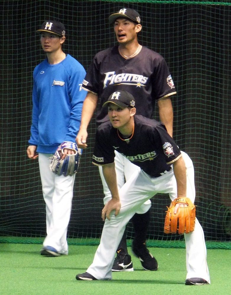 室内練習場でノックを受ける日本ハムの（左から）西川、大田、杉谷