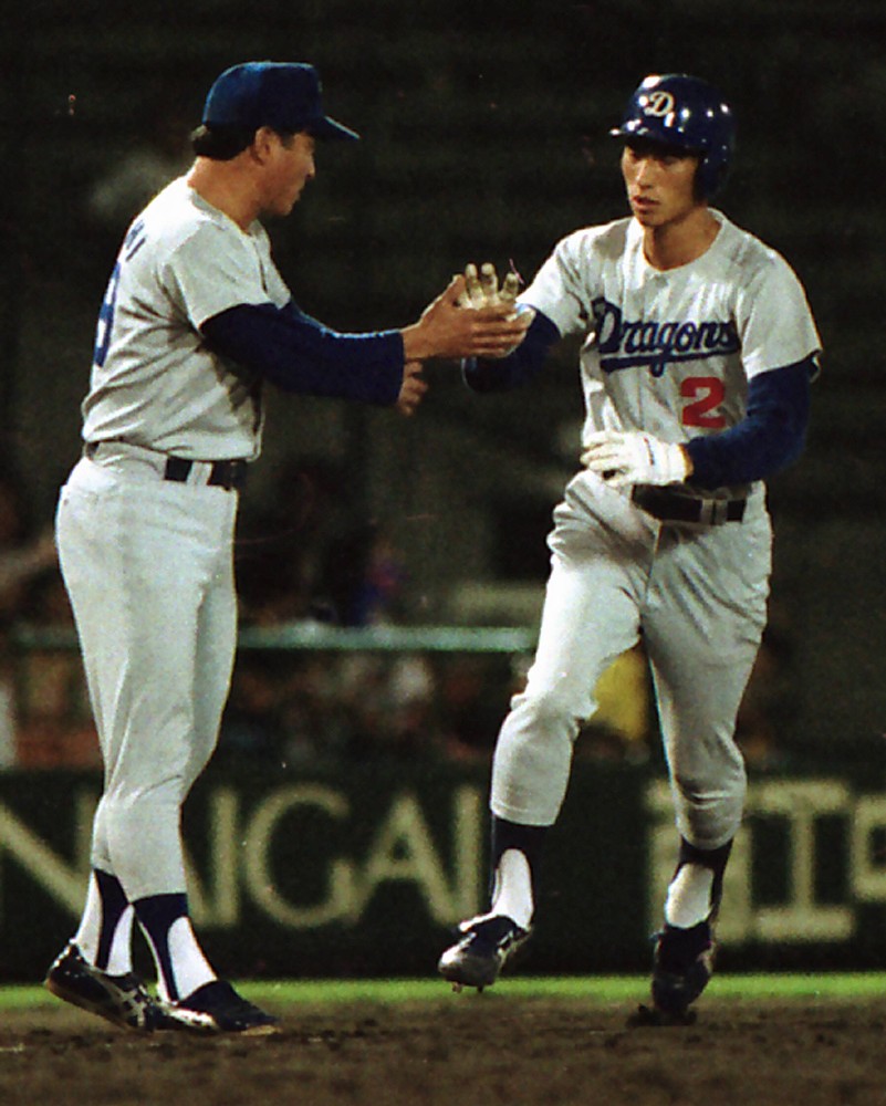 １９９１年８月２６日、矢野は甲子園での阪神戦で初本塁打を放った（右）
