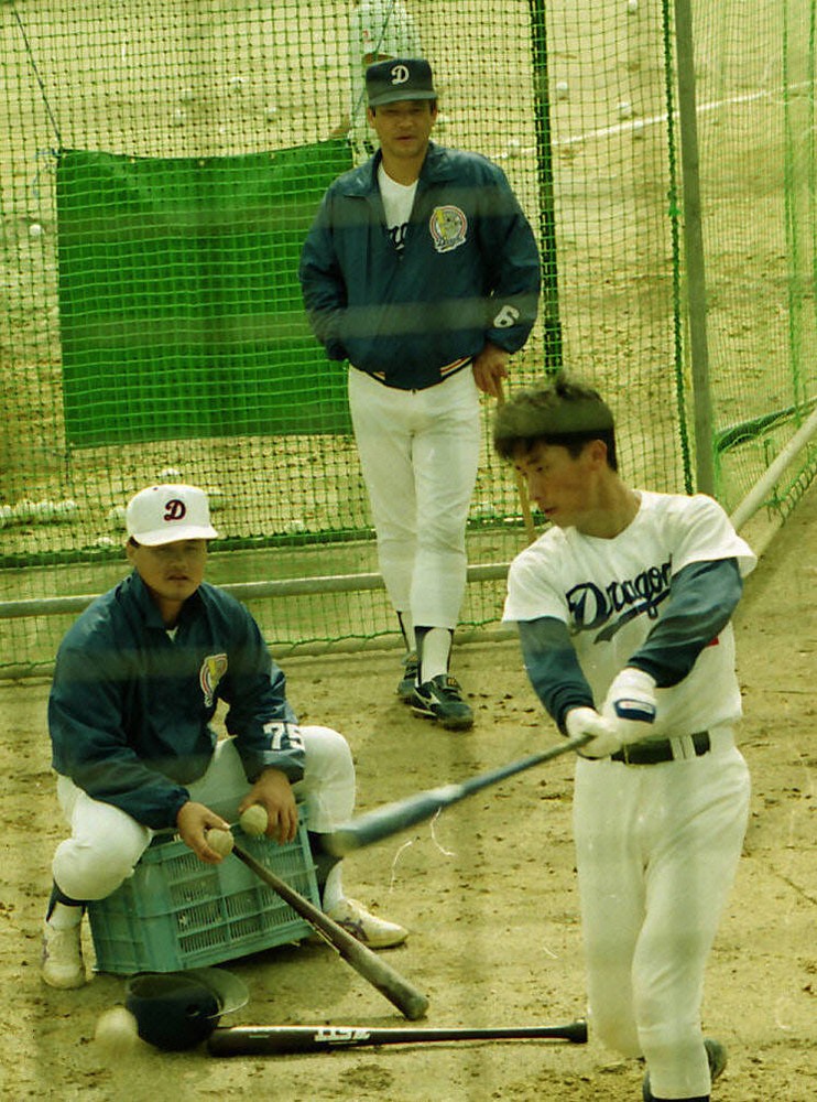豊田コーチ（左）から熱血指導を受ける矢野（後方は落合）