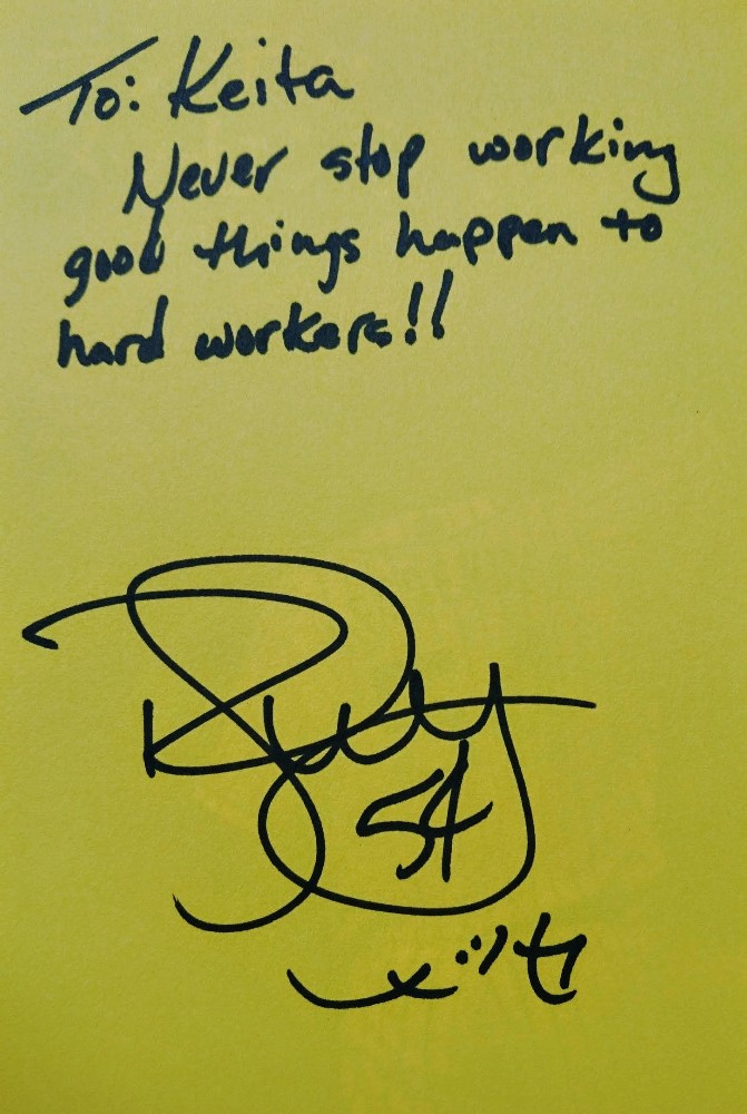 著書に直筆で努力を続ける大切さを説いたメッセンジャーのサイン