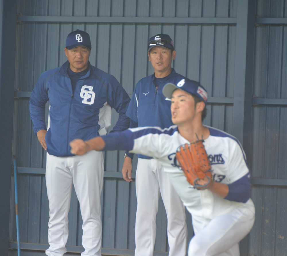 与田監督（左）は阿波野投手コーチ（中央）と三ツ間の投球練習をチェック