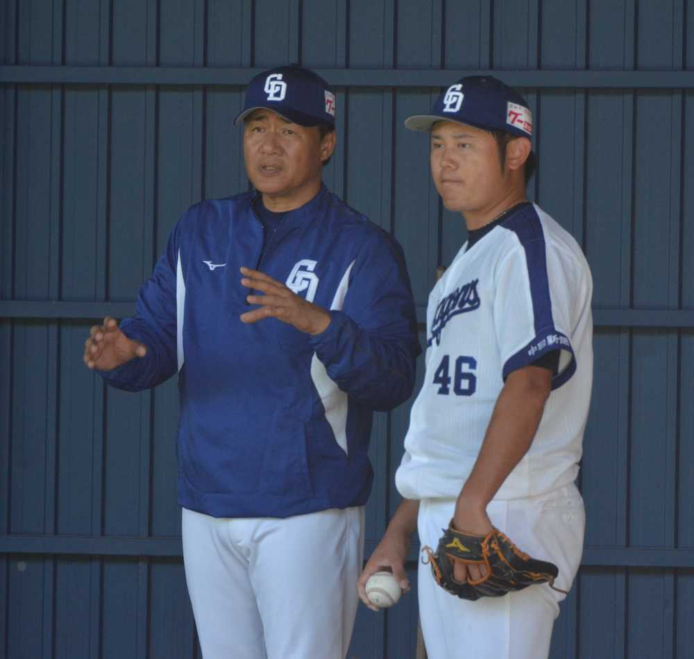 与田監督（左）からアドバイスを受ける鈴木博