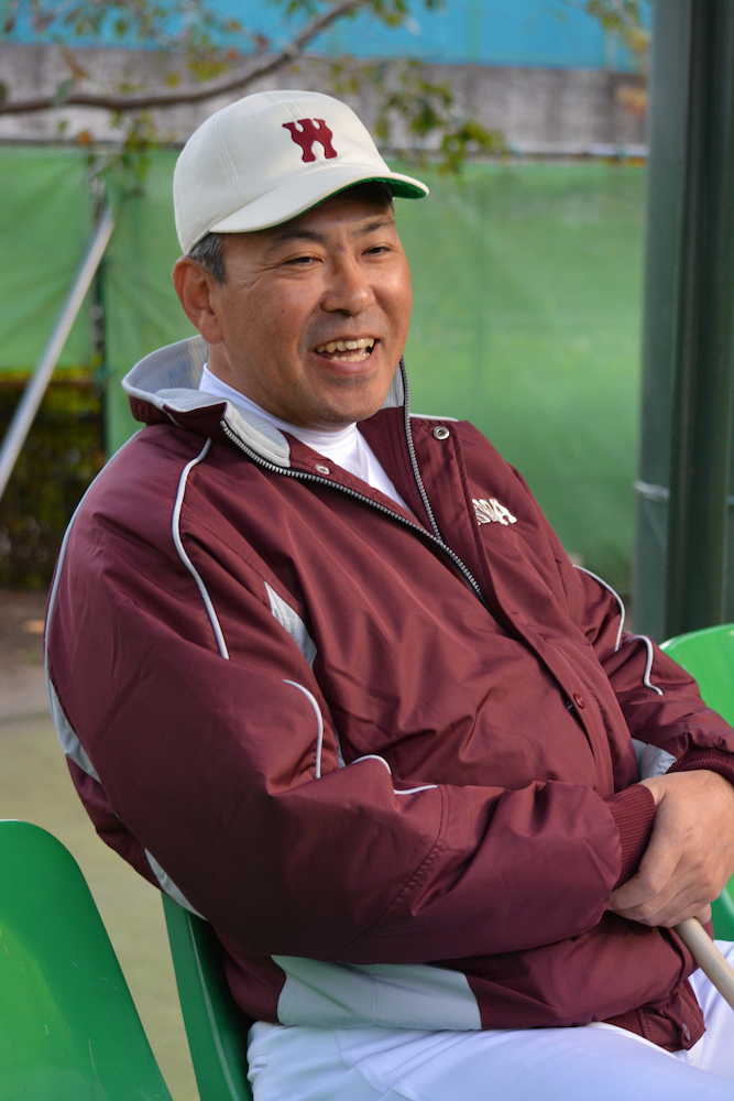 練習を視察し、取材に応じる早大野球部次期監督の小宮山悟氏