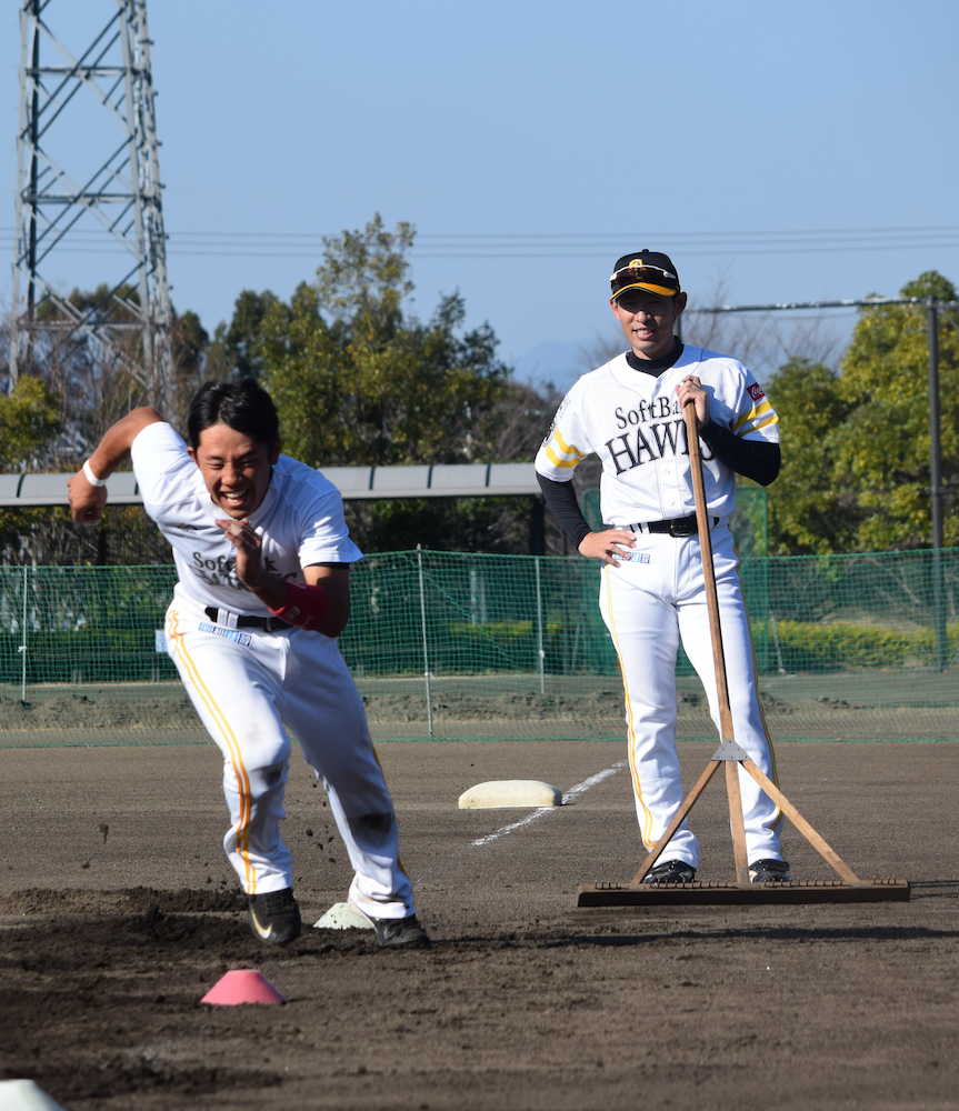 増田（左）の走塁練習を見守る本多内野守備走塁コーチ