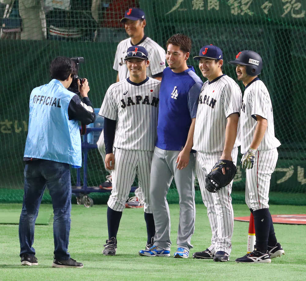 第３戦の試合前、記念撮影に笑顔を見せる（左から）田中広、前田、会沢、菊池（撮影・三島　英忠）