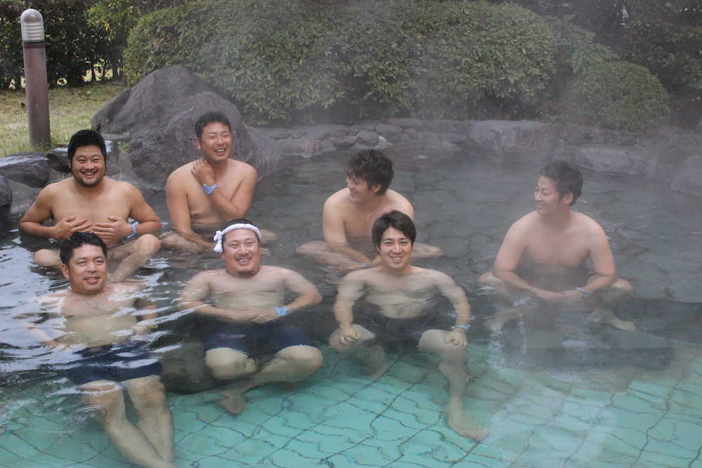 湯布院リハビリキャンプに参加して、露天風呂につかる（前列左から）石原、松山、野村、（後列左から）中崎、今村、九里、一岡
