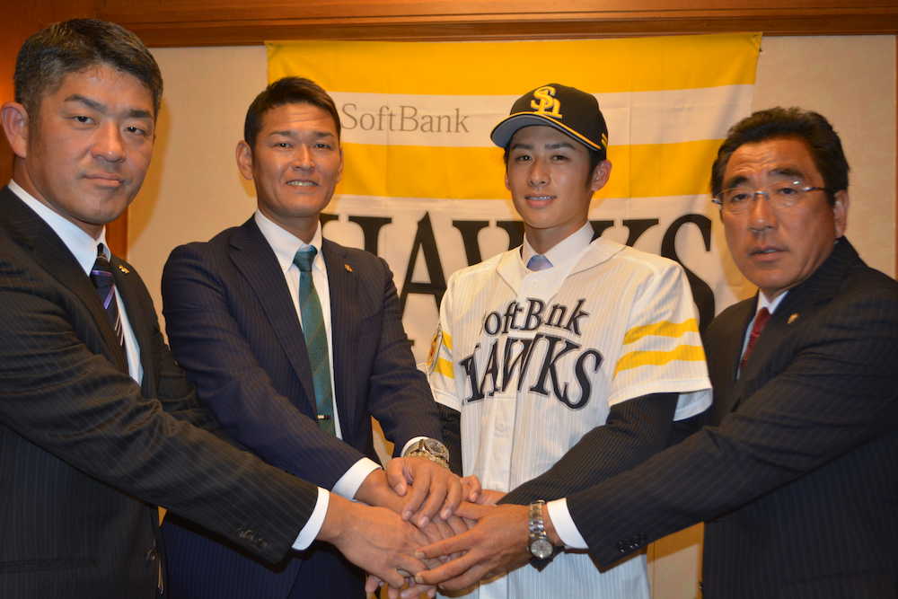 仮契約を終え、宮田担当スカウト（右）らと握手を交わすソフトバンク４位指名のＪＲ東日本・板東（右から２番目）