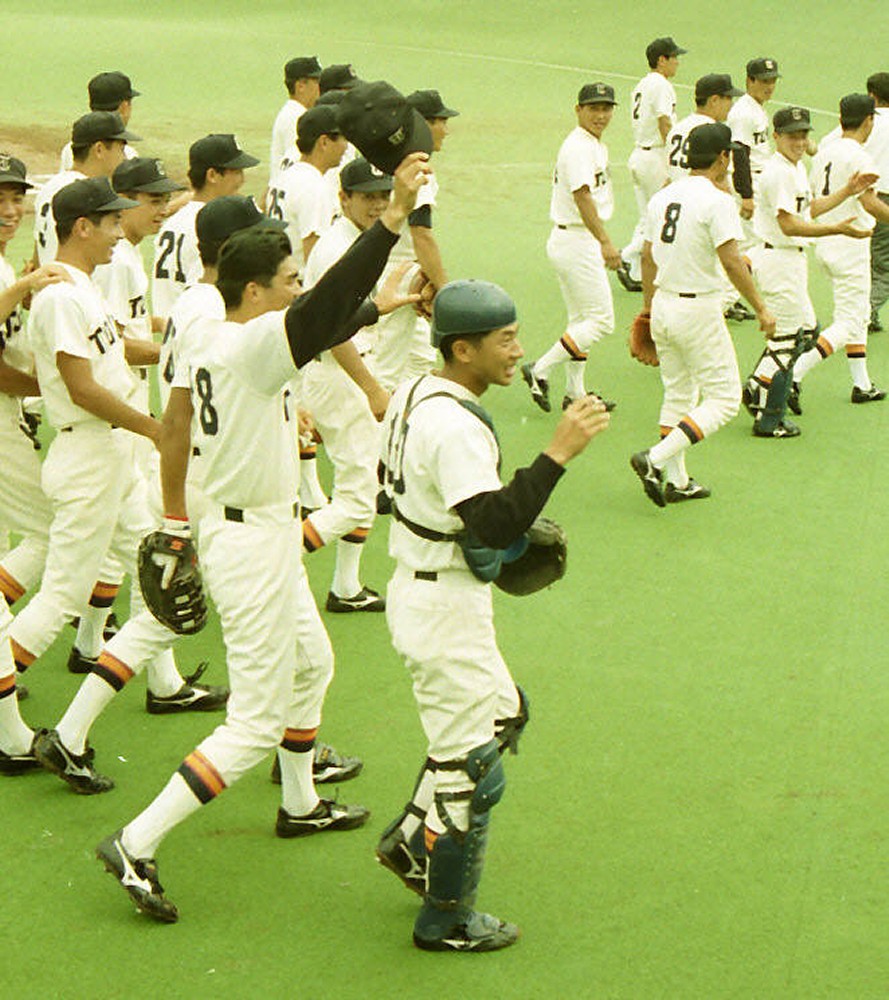 １９９０年６月１０日、大学野球選手権で早大に勝利し沸く矢野（手前中央）ら東北福祉大ナイン