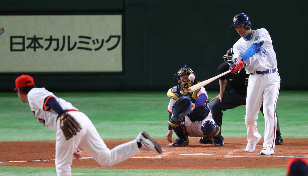 ＜名球会＞３回１死二塁、和田氏は左前適時打を放つ（撮影・三島　英忠）