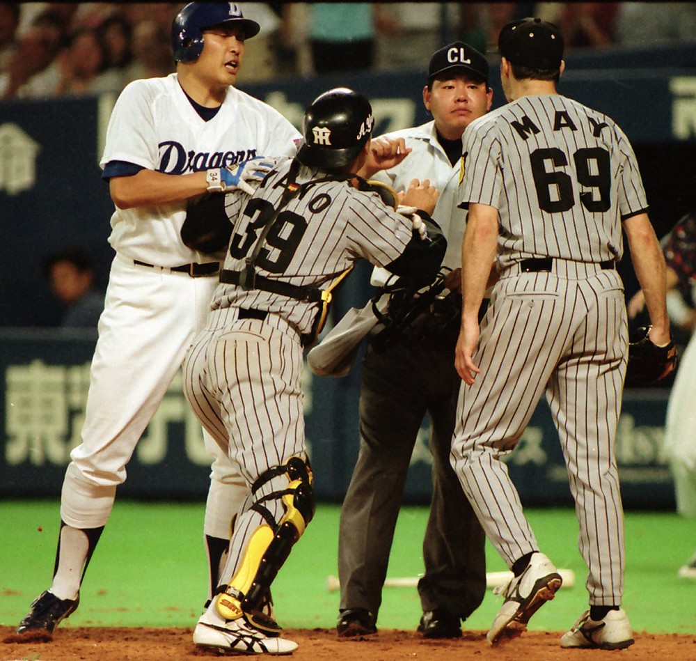１９９８年６月２５日、クロスプレーをめぐり森球審を突いた矢野（中央）を制止したのは山本昌（左）だった…