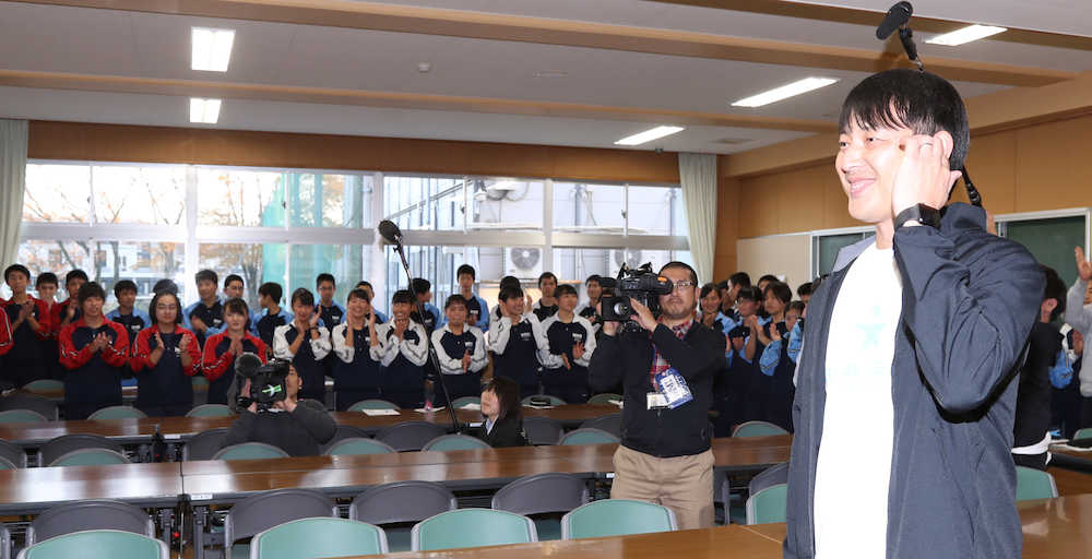いじめ撲滅キャンペーンで仙台市内の小学校を訪問した岩隈（撮影・荻原　浩人）