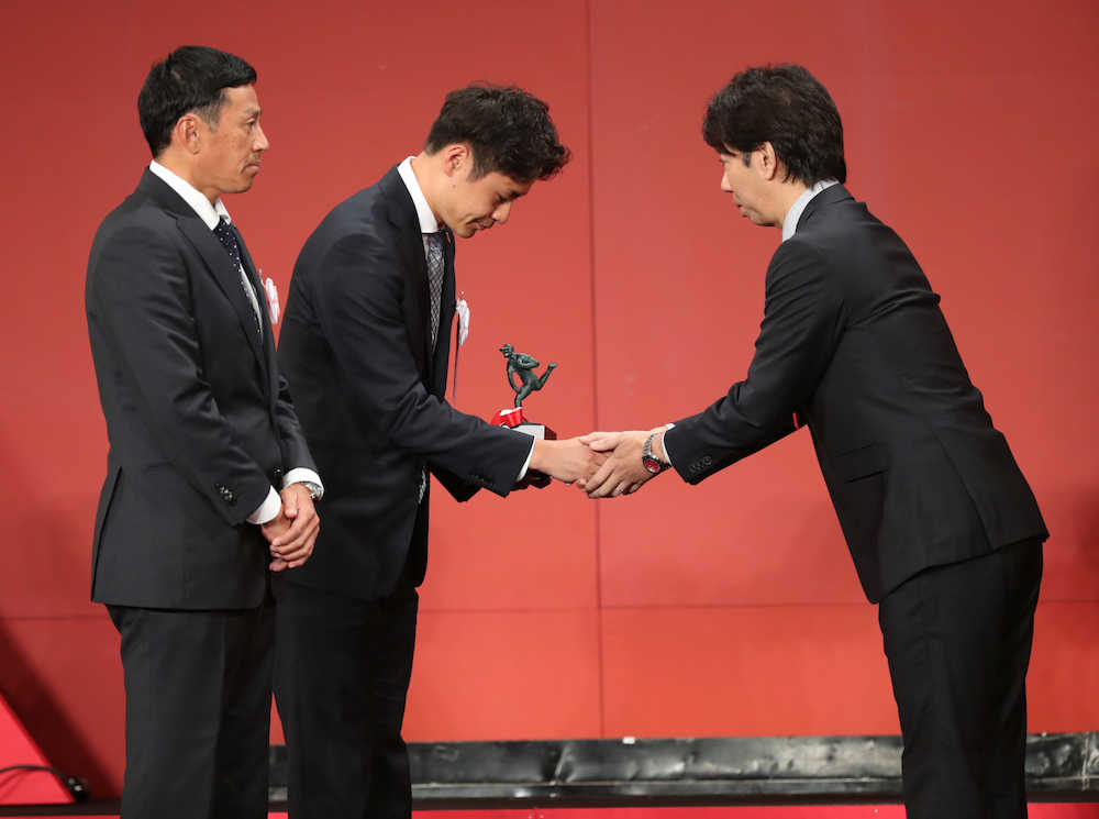 スポーツニッポン選定の新人賞に選ばれ、甘利部長（右）と握手するソフトバンクの大竹（中央）。左は受賞したヤクルト・村上の代理の渡会博文氏（撮影・木村　揚輔）