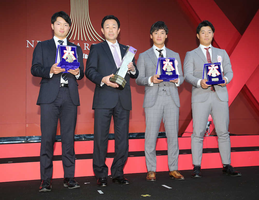 表彰された巨人の（左から）高田、川相監督、石川、和田（撮影・木村　揚輔）