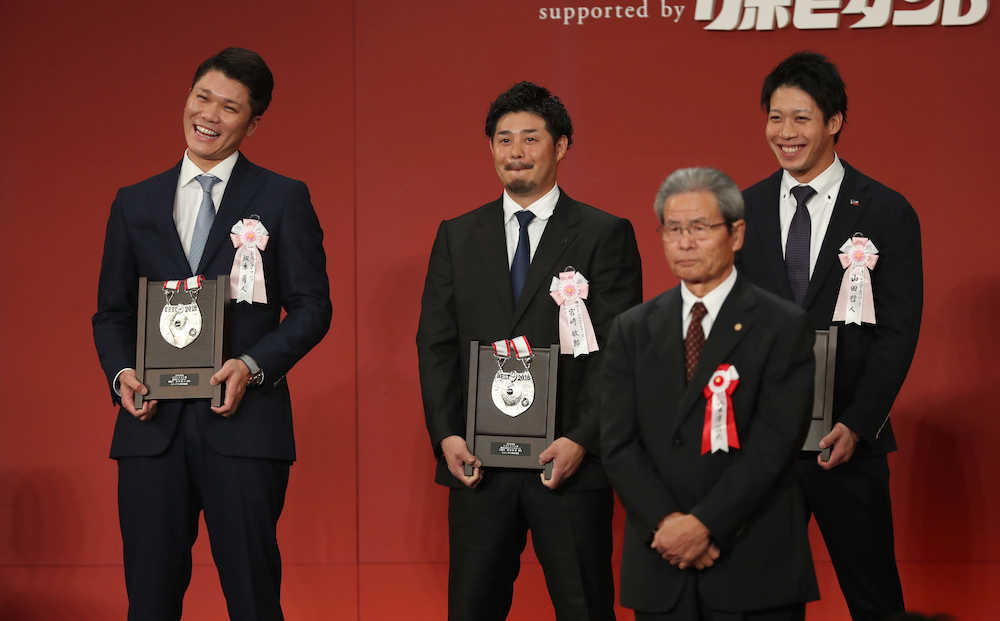ベストナインの発表中、笑顔を見せる（後列左から）坂本勇、宮崎、山田哲（撮影・木村　揚輔）
