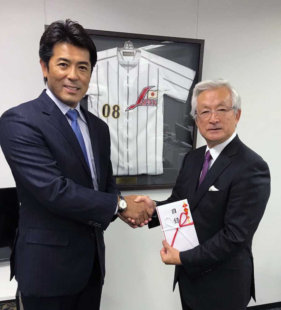 全日本野球協会の山中正竹会長（右）に目録を手渡す日本ハム・稲葉篤紀ＳＣＯ