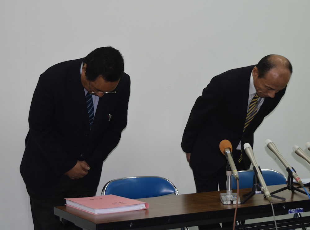 日本文理会見の冒頭、頭を下げる田中副校長（右）と佐藤部長