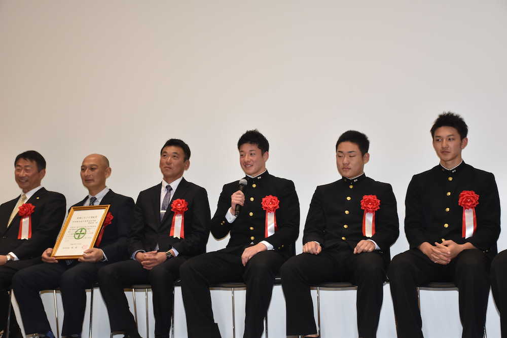 秋田ふるさと市民賞を受賞した金足農野球部（左から）渡部校長、久米部長、中泉監督、吉田、菊地亮、菅原天