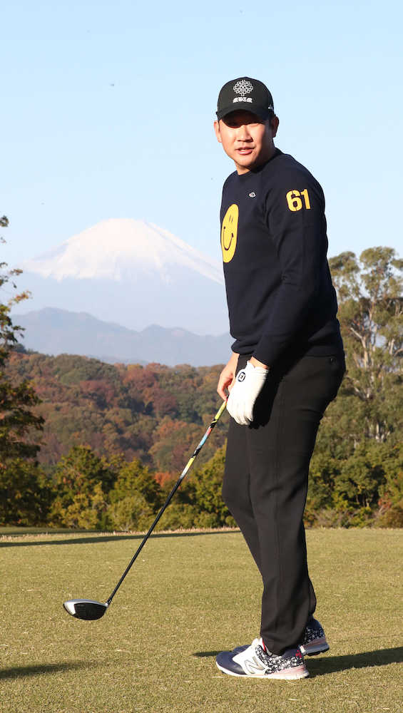 ＜巨人納会＞富士山を背に納会ゴルフをする菅野（撮影・島崎忠彦）