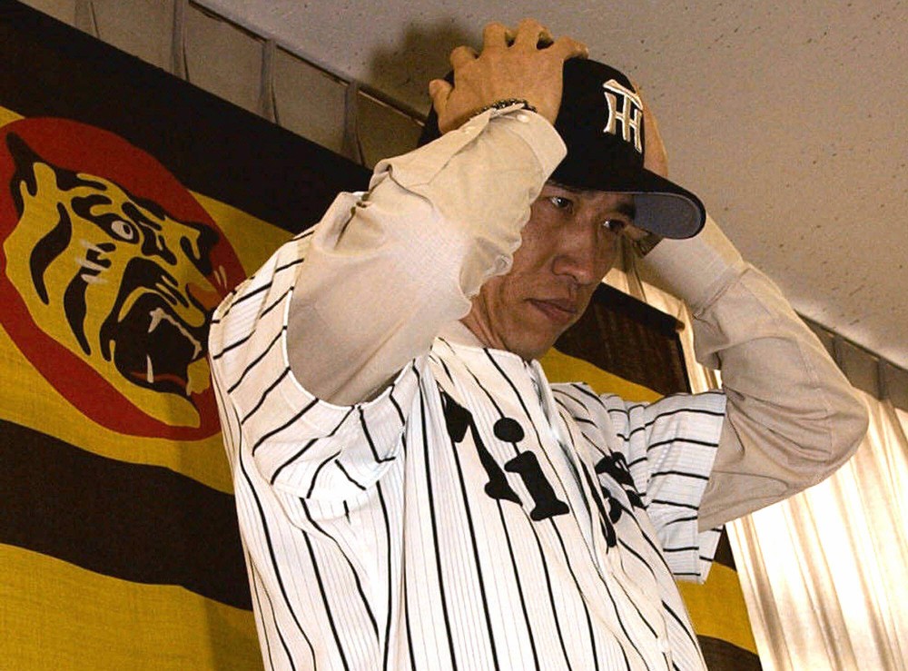 ２００２年１１月２２日、野口寿浩が阪神に入団、タテジマのユニホームにソデを通した