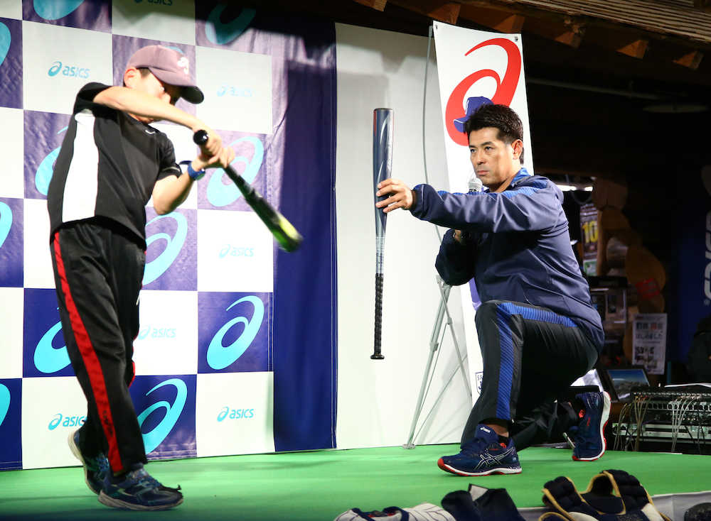 札幌市内でトークショーを行った稲葉監督は地元の少年野球選手にアドバイス（撮影・高橋茂夫）
