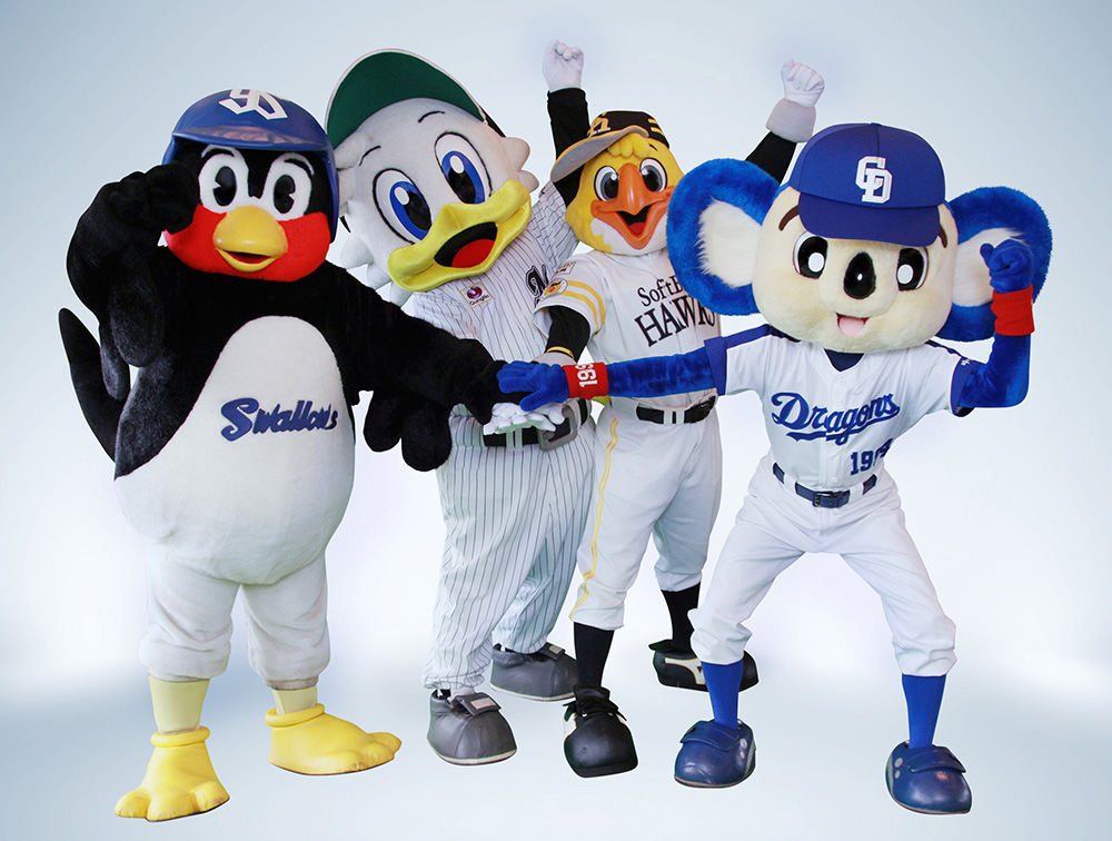 ディナーショーを行う（左から）つば九郎、マーくん、ハリーホーク、ドアラ