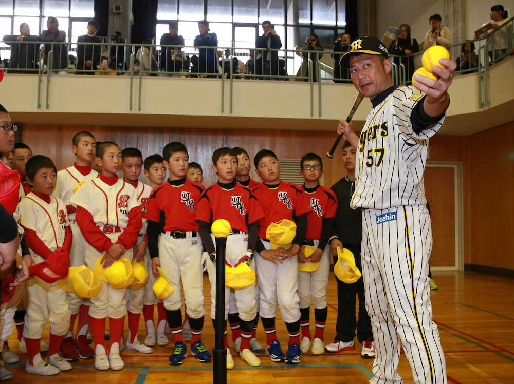 奈良県人会の野球教室で打撃指導する岡崎　（撮影・奥　調）
